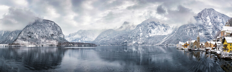 Fototapeta na wymiar Panorama über das eingeschneite Hallstatt und den Hallstätter See im Winter