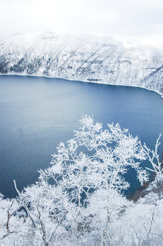 冬の摩周湖と樹氷（北海道）