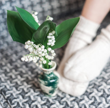 Lilies of the valley in a vase, plaid and warm socks. Ландыши в вазе, плед и теплые носки