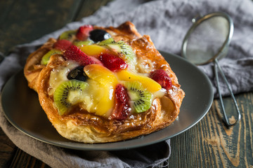 Bun with a puff pastry with fruit