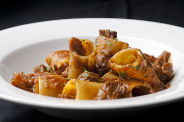 Macarrones con pasta Nápoles y  salsa de rabo de buey