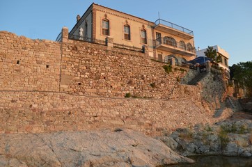 Eski Fo&ccedil;a Kale Surları ve Ev