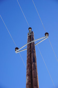Telegrafenmast aus Holz vor blauen Himmel, Tirol, Austria