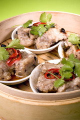 Costilla al vapor con judia negra