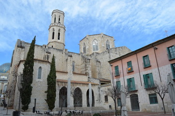 Fototapeta na wymiar Church of Saint Peter - Figueres