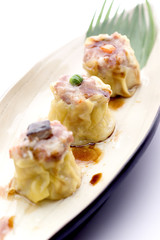 khanom jeep thai, unos dim sum rellenos de cerdo 