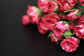 Obraz premium Bouquet of red roses on a black matte background