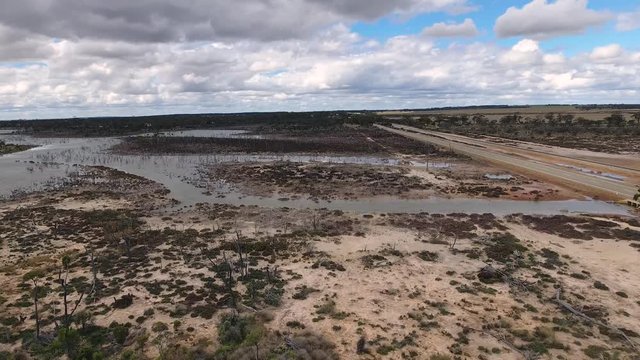 Luftaufnahme während des Flug einer Drohne im Outback von West-Australien mit überschwemmtem Teilgebiet
