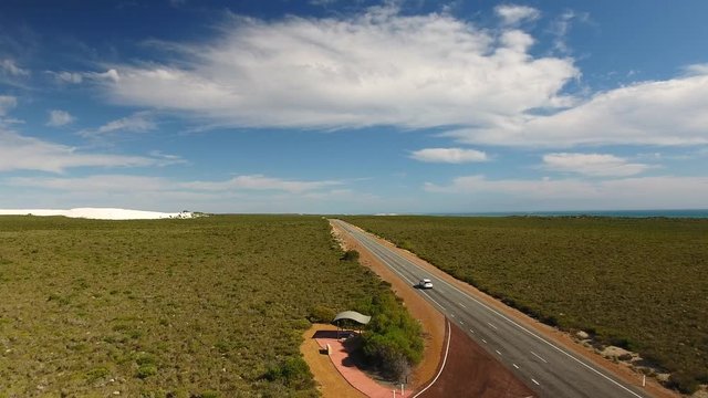 Aufstieg / Start einer Drohne vom Parkplatz neben einem Highway in West-Australien