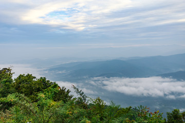 Obraz premium Beautiful cloudy weather in mountains, cloudy and fog