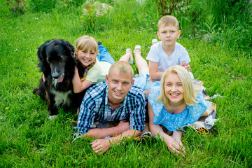 Obraz premium Family picnic with a dog