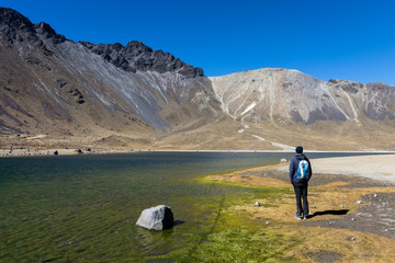 Touriste dans le cratère du volcan Nevado de Toluca © Suzanne Plumette