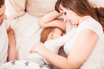 Obraz na płótnie Canvas Cosleeping and breastfeeding