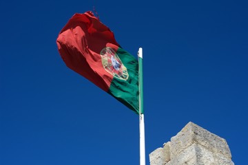 flaga Portugalii na tle granatowego nieba © agnieszkalll