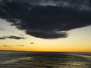 Blick aus der Bucht Revsbotn auf die dunklen Wasser der Norwegischen See