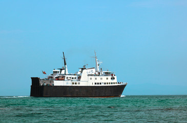Fototapeta na wymiar ship loaded with cargo containers at the sea horizon