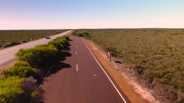 Aufstieg / Start einer Drohne vom Parkplatz neben einem Highway in West-Australien mit fahrenden Pkw