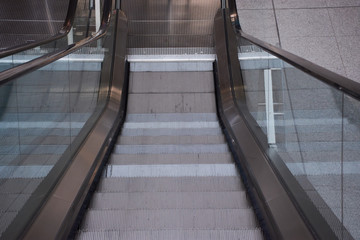 Rolltreppe im öffentlichen Gebäude fährt nach unten