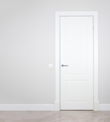 Nowoczesne białe drzwi. Szara ściana z wolną przestrzenią. Minimalistyczne jasne wnętrze - 185823980