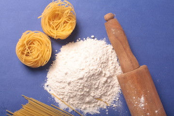 massas em fundo azul