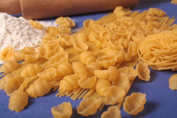 massas em fundo azul