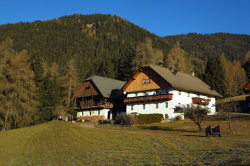 Fototapeta na wymiar Bergbauernhof im Pustertal, Südtirol, Italien