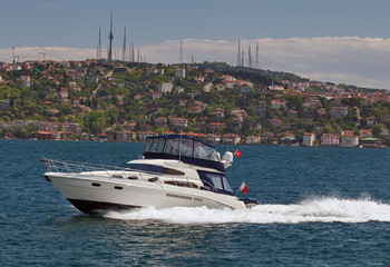 Obraz premium motor boat on the Bosphorus strait, Sea front landscape of Istanbul historical part, Turkey famous city.