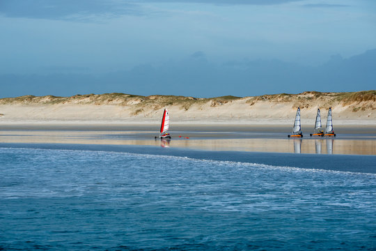 char &agrave; voile sur la plage de la torche en bretagne