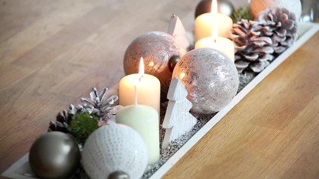 modernes und elegantes Adventsgesteck mit brennenden Kerzen, Video Full HD 1080