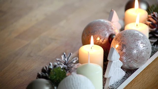 modernes und elegantes Adventsgesteck mit brennenden Kerzen,langsamer Schwenk von links nach rechts Video Full HD 1080