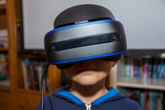 Kind spielt mit Virtual Reality Datenbrille