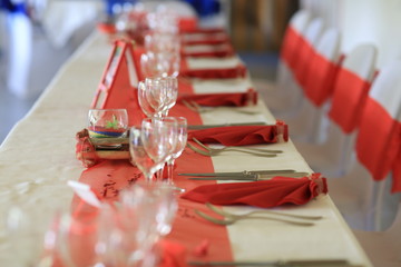 dressage de table en rouge
