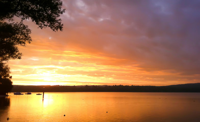 Fototapeta na wymiar Schöner Sonnenaufgang am Starnberger See in hellen orangenen Farben