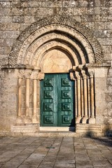 Portal da igreja românica de Fonte Arcada