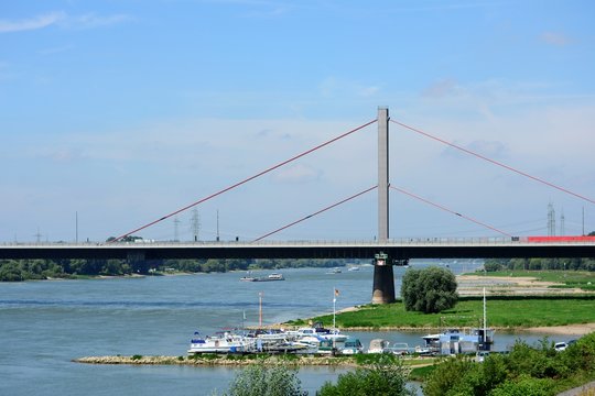 Leverkusen mit Autobahnbr&uuml;cke und Bootshafen