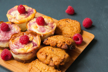  cheesecake with raspberries and cookies with chocolate
