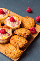  cheesecake with raspberries and cookies with chocolate