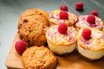  cheesecake with raspberries and cookies with chocolate