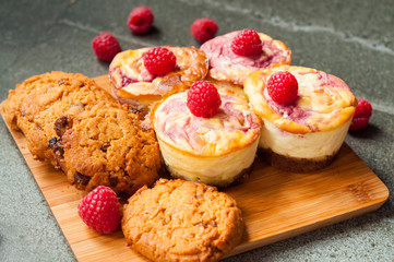  cheesecake with raspberries and cookies with chocolate