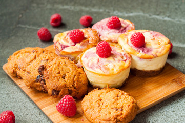  cheesecake with raspberries and cookies with chocolate