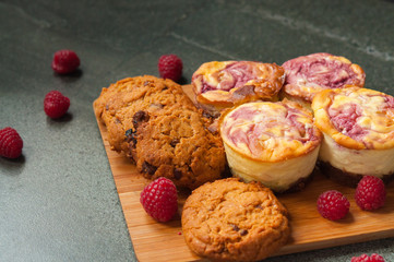  cheesecake with raspberries and cookies with chocolate
