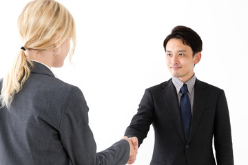 握手をするビジネスパーソン