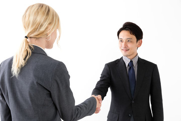 握手をするビジネスパーソン