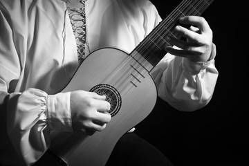 Obraz premium Man playing spanish renaissance instrument vihuela de mano