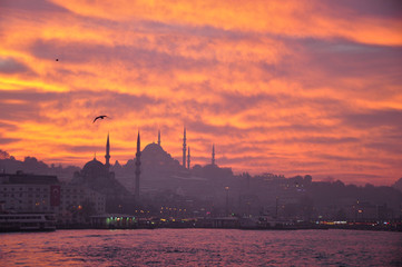 İstanbul Eminönü'de denizden Camilere doğru bakış