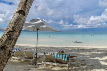 Photo sur Plexiglas Plage blanche de Boracay Tourist rest at white beach in Boracay