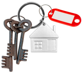 clés vintage et porte-clés maison avec porte-étiquette rouge sur fond blanc 