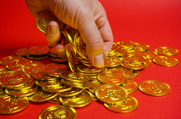 金貨を手につかむ　成功をつかむ、大金を手に入れるなどのイメージ