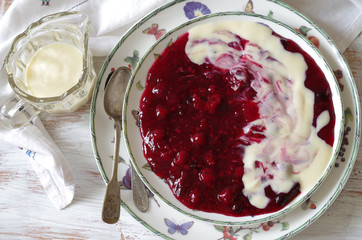 rote Grütze mit Vanillesoße