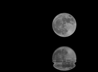 Obraz premium full moon and the reflection on the water at night